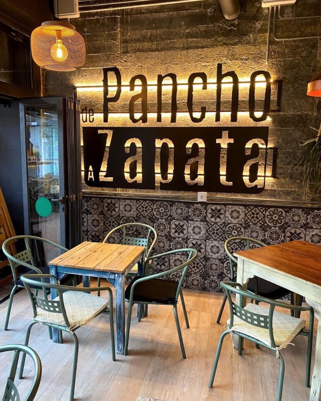 Cartel iluminado del restaurante De Pancho a Zapata por la noche