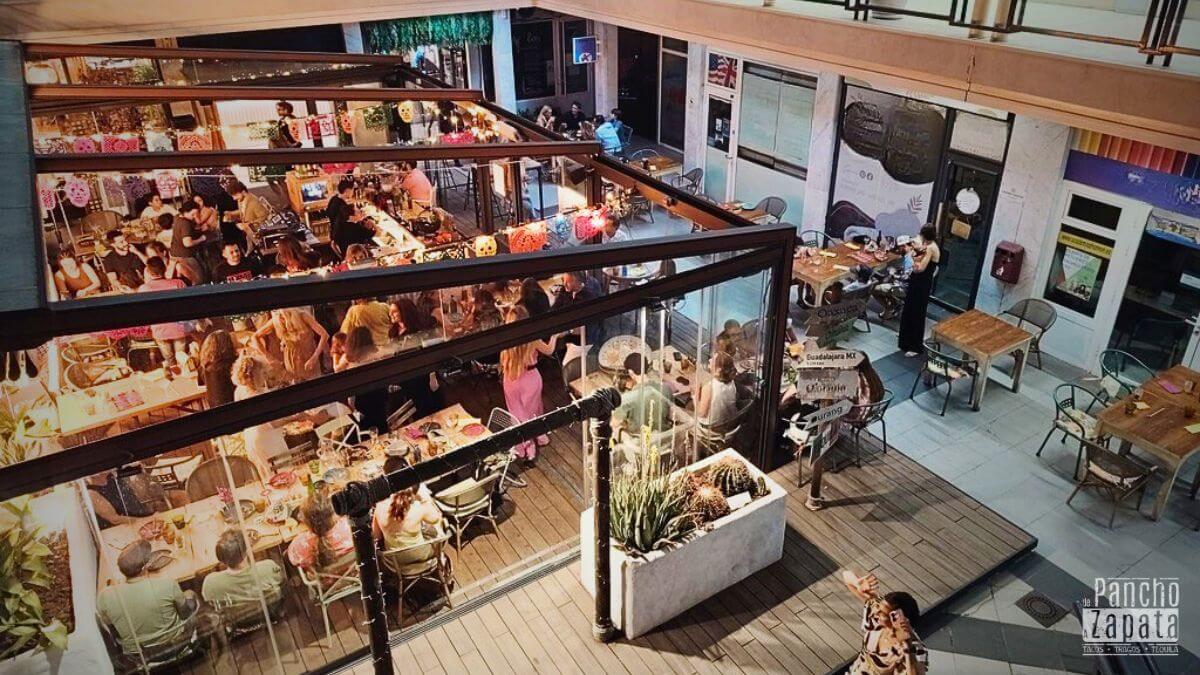 Grupo tocando música en vivo en la terraza de Pancho