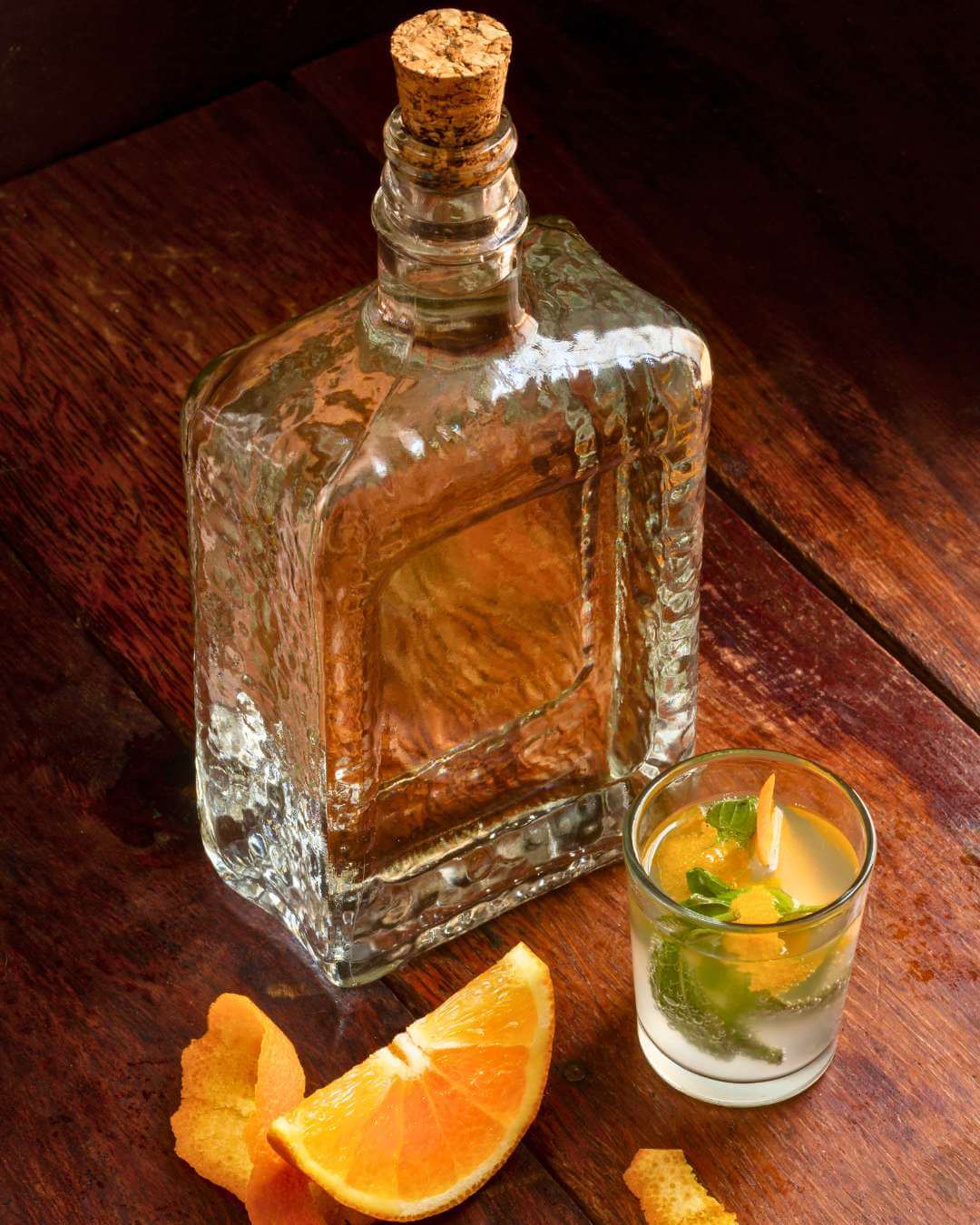 brindis con vasos de mezcal y sal de gusano