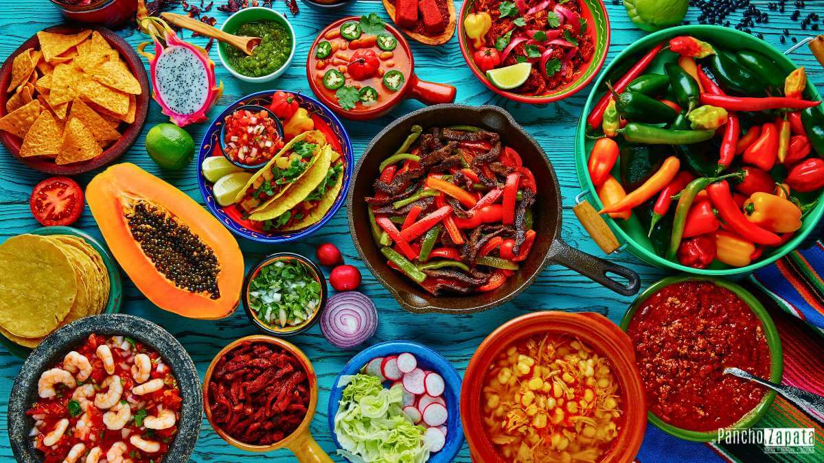 variedad de platos mexicanos en mesa colorida