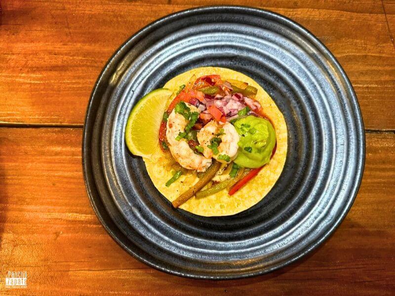 tacos de quesabirria con consomé humeante