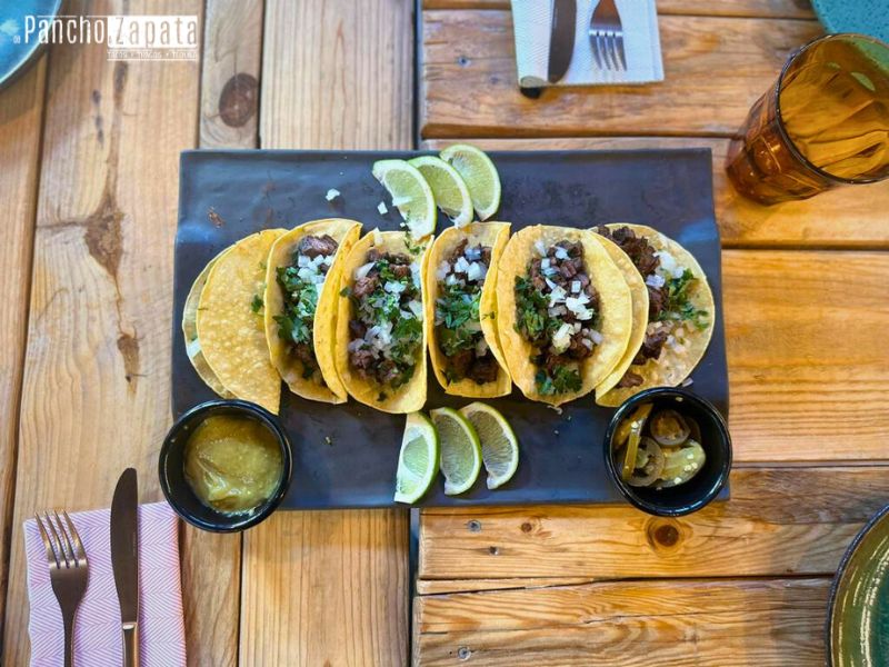 Quesadillas de entraña estilo mexicano servidas en De Pancho a Zapata