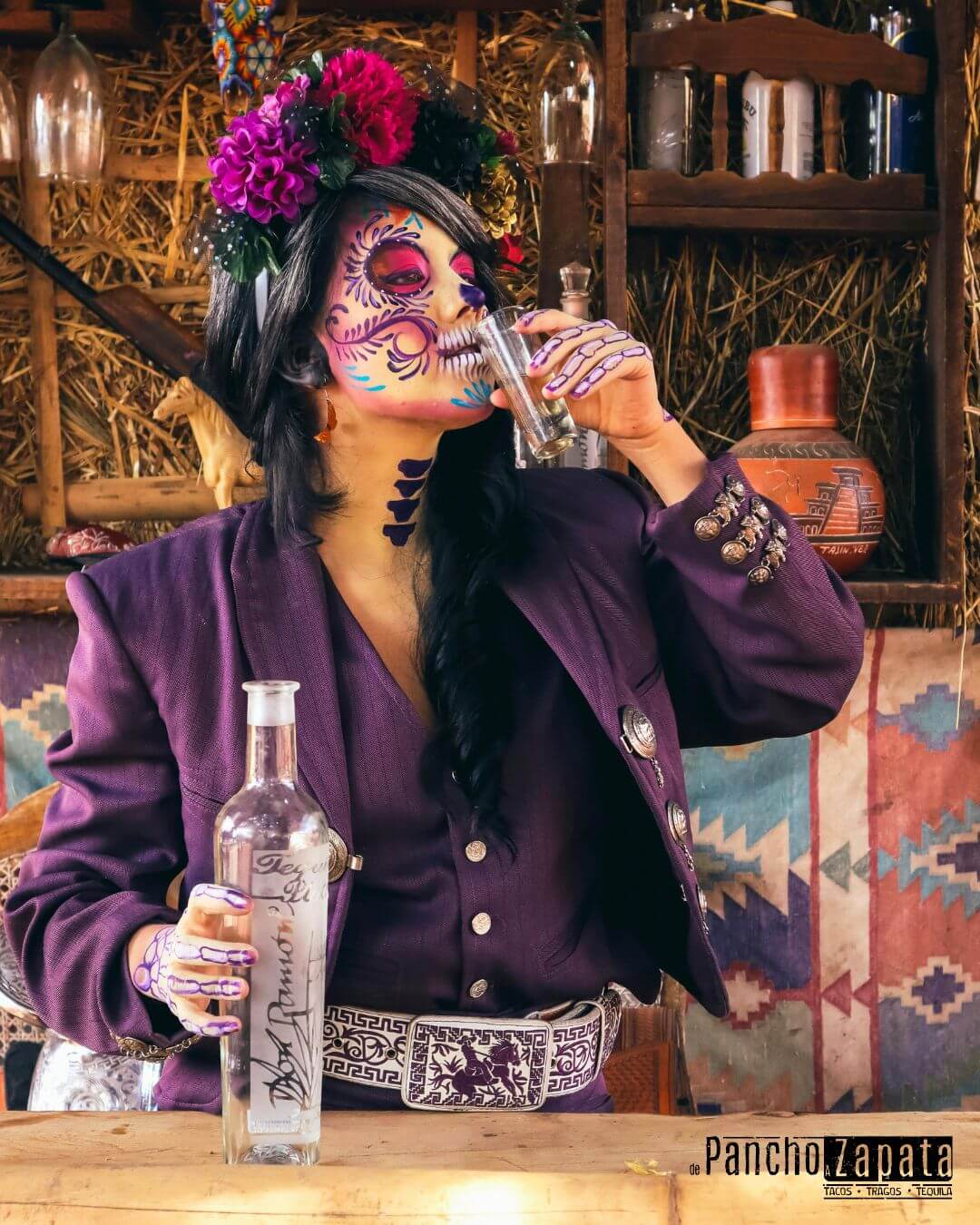 brindis con mezcal durante fiesta del Día de los Muertos