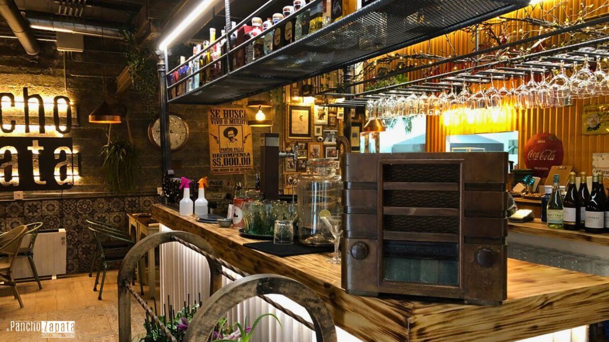 Decoración de evento mexicano con luces cálidas y papel picado