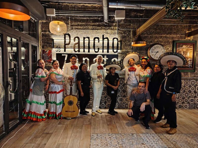 Invitados celebrando en evento mexicano en Torrelodones