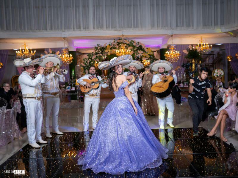 Mariachi tocando en una fiesta mexicana con ambiente festivo
