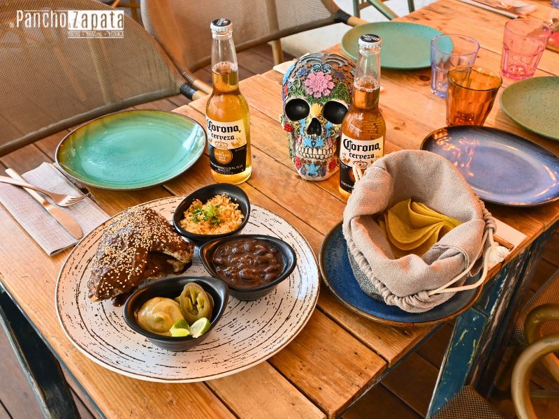 Pollo al mole poblano tradicional con guarnición