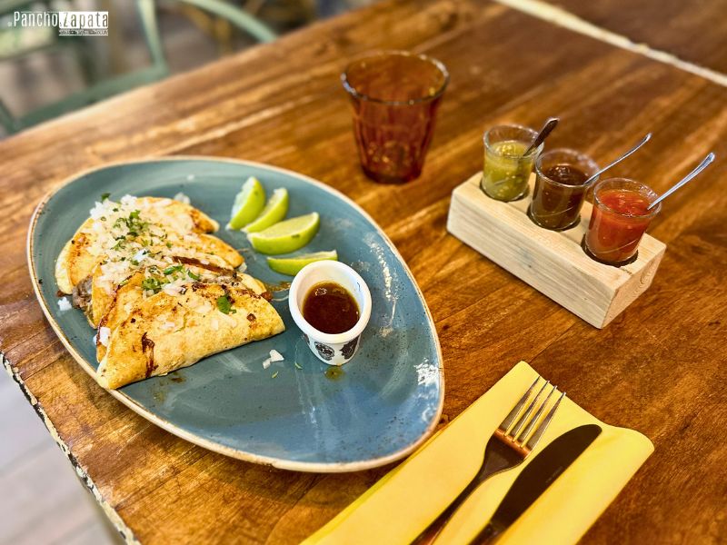 Quesabirria estilo Jalisco servida en De Pancho a Zapata