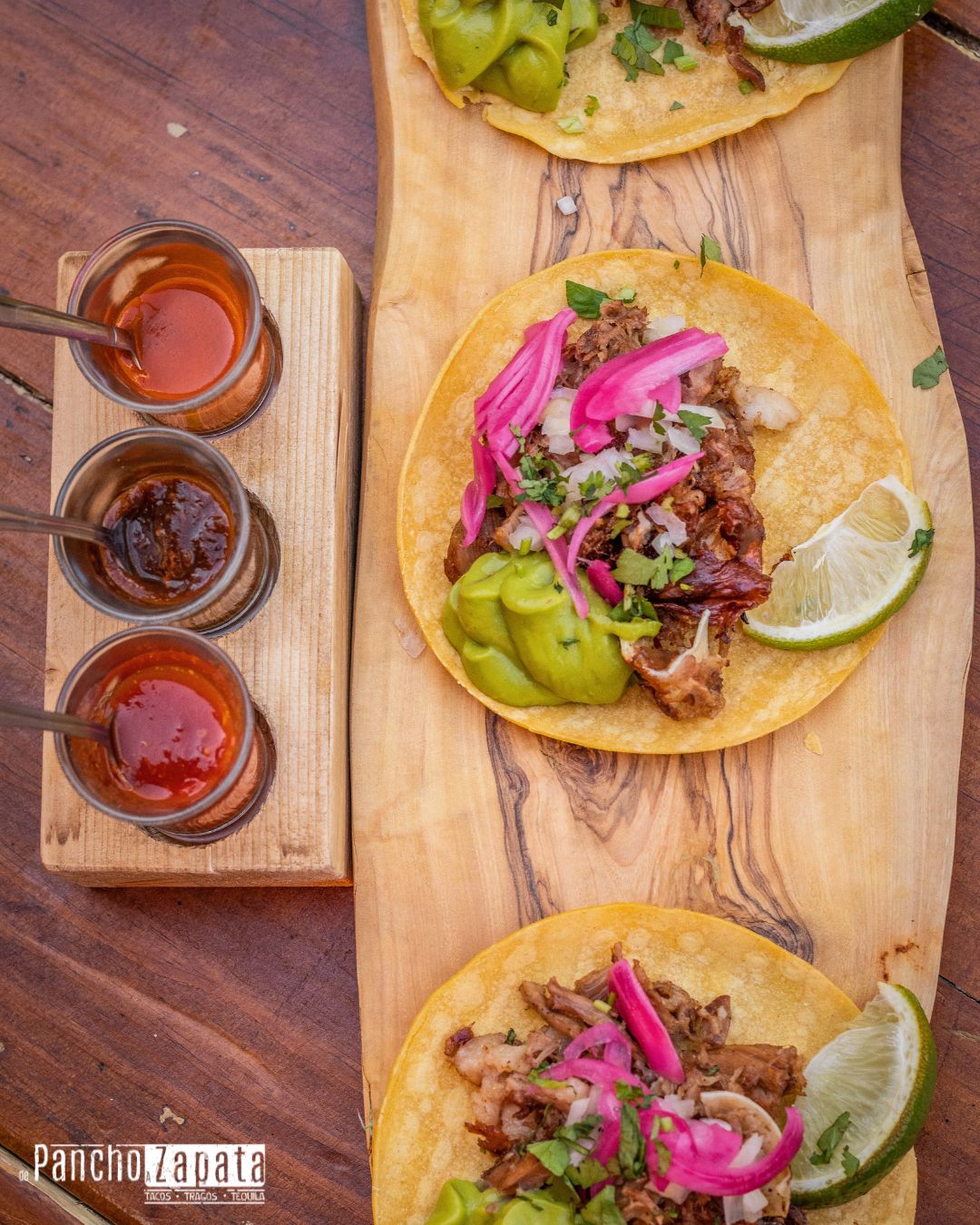 Selección de tacos mexicanos auténticos servidos en mesa