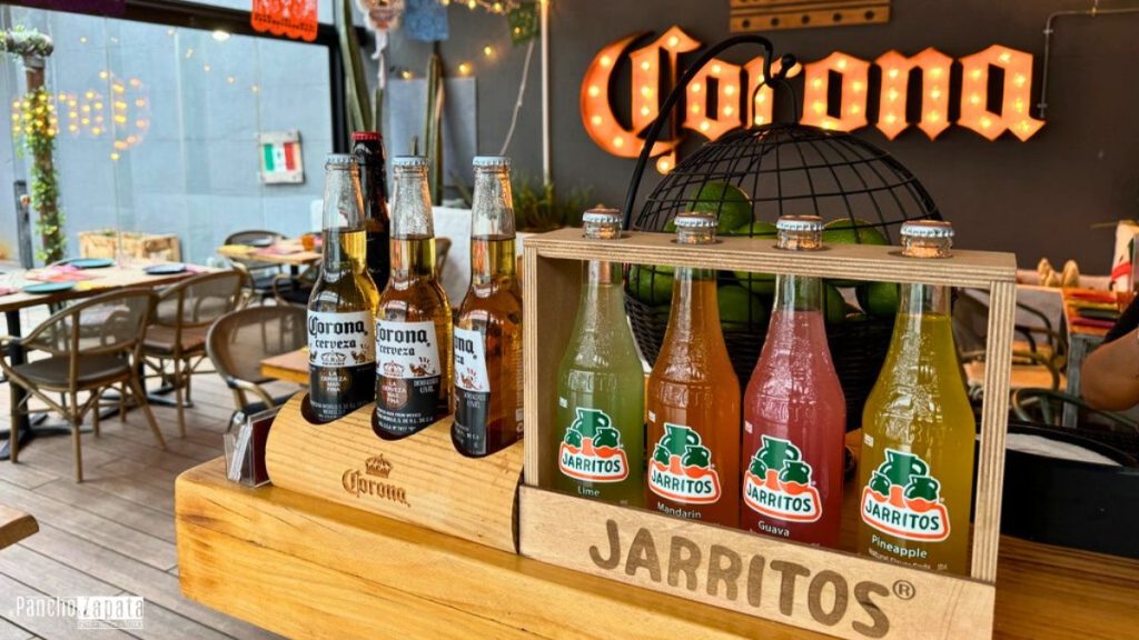 Terraza del restaurante De Pancho a Zapata en Torrelodones con mesas al aire libre y ambiente mexicano auténtico.