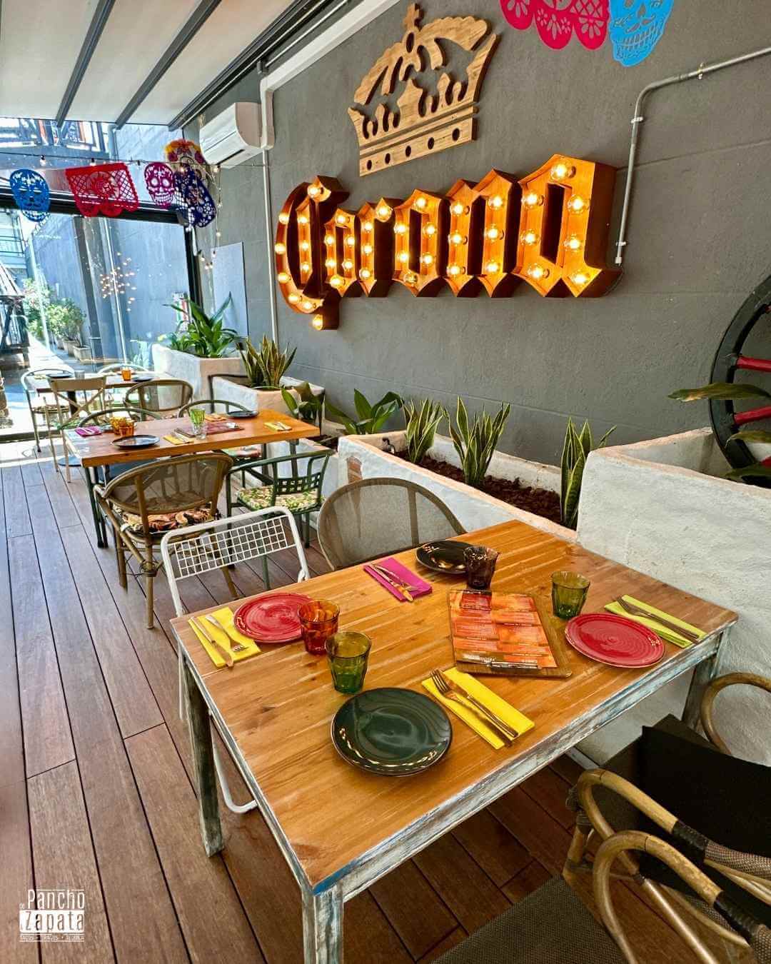 Restaurante mexicano decorado para Navidad