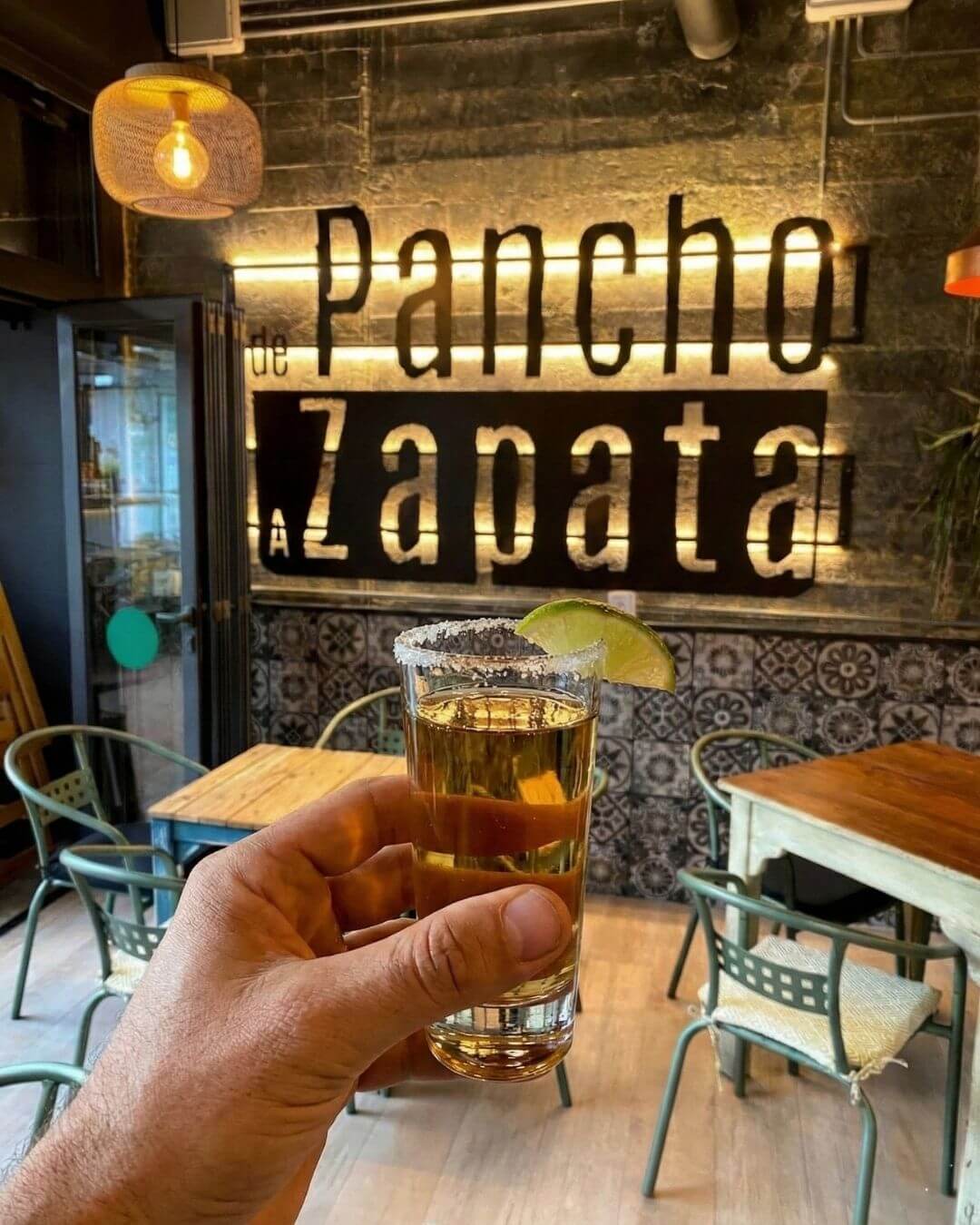 Brindis con tequila en posada mexicana