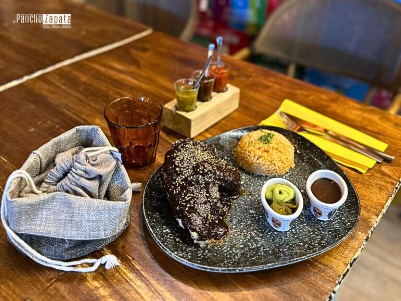 Plato de Pollo con Mole Poblano, comida mexicana reconfortante de invierno.