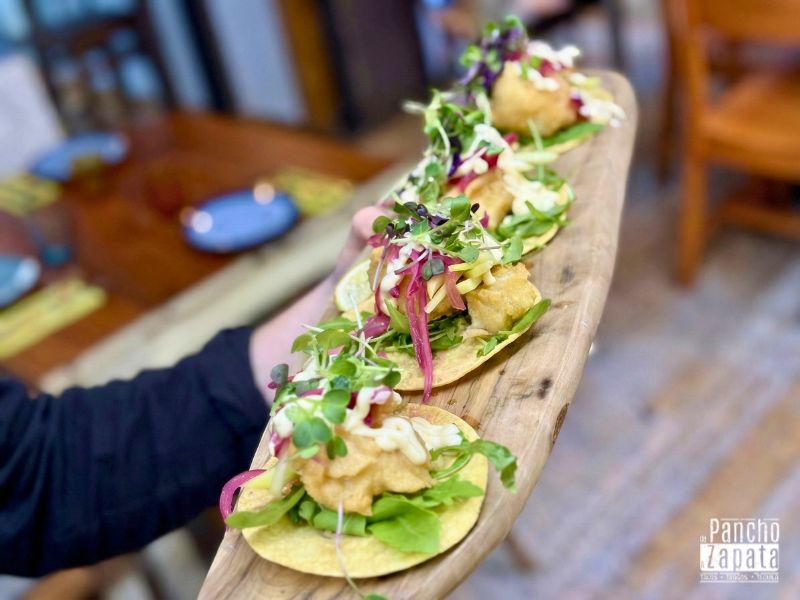 Tacos Baja California con bacalao en tempura crujiente