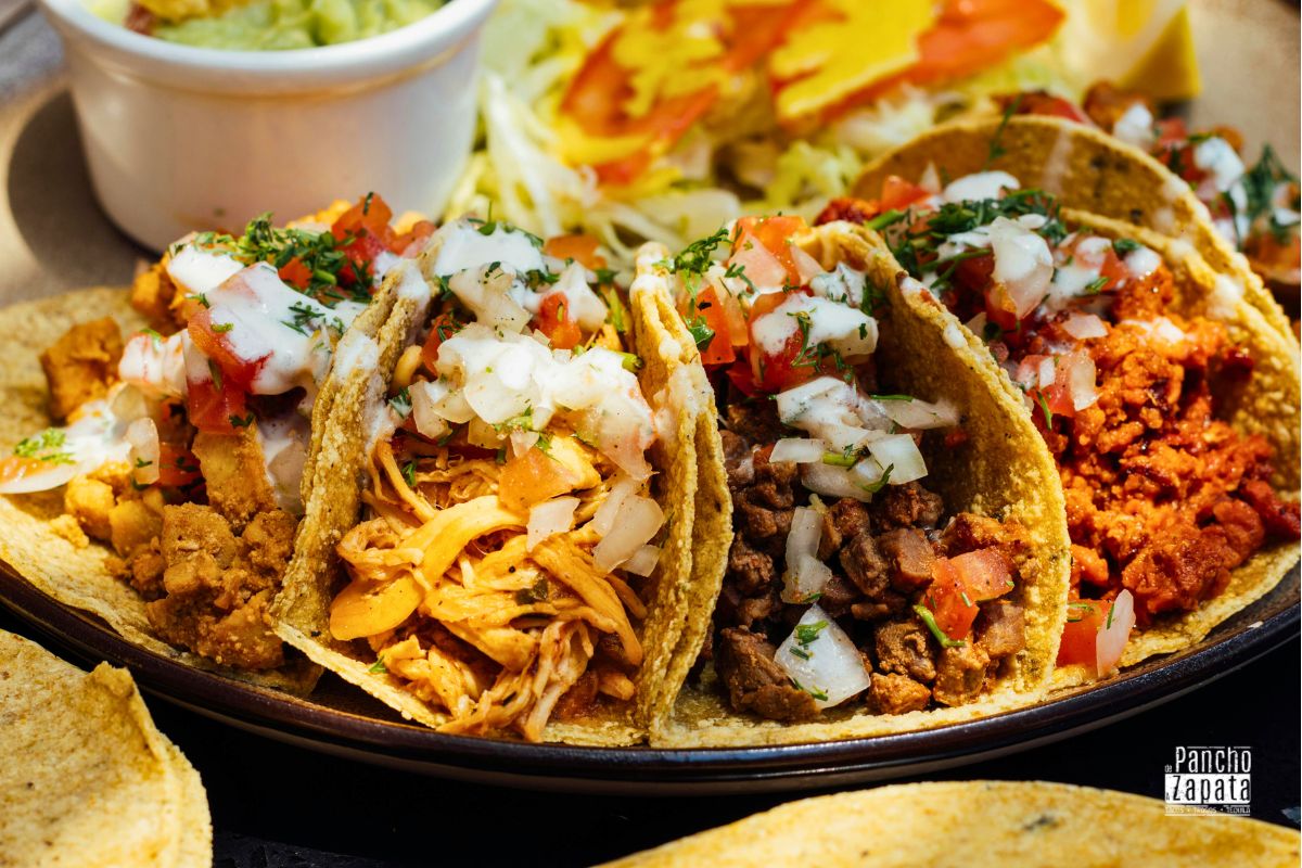 Tacos con cebolla blanca y queso fundido resaltando el color blanco de la bandera de México en Pancho.