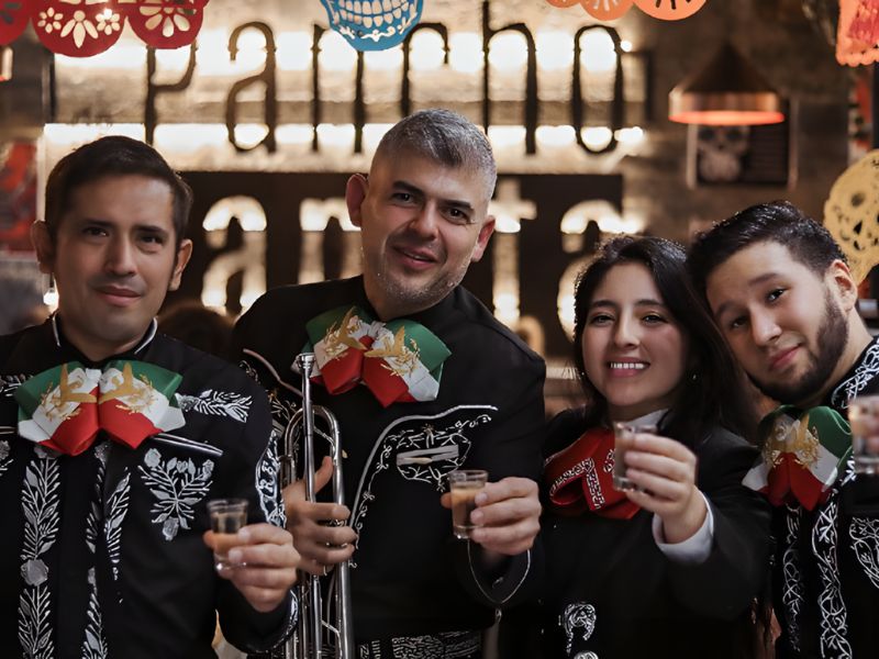 Mariachis en directo celebrando San Valentín en Torrelodones