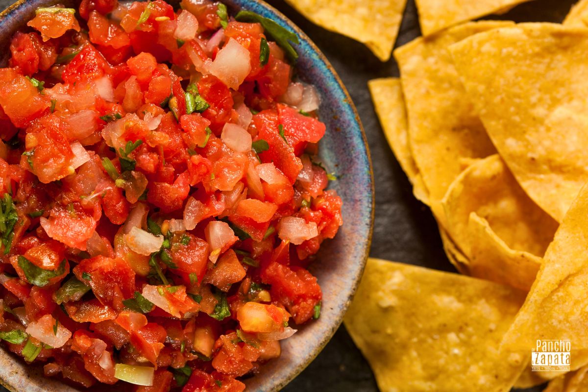 El color rojo de la bandera representado en nuestra salsa roja y pico de gallo artesanal.