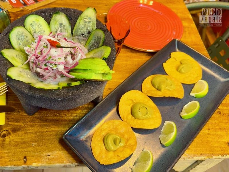 Plato de aguachile de camarón marinado con cítricos, pepino y cebolla morada.