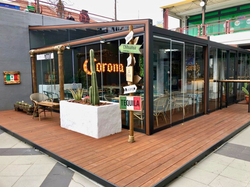 Ambiente luminoso y colorido del interior del restaurante mexicano Pancho.