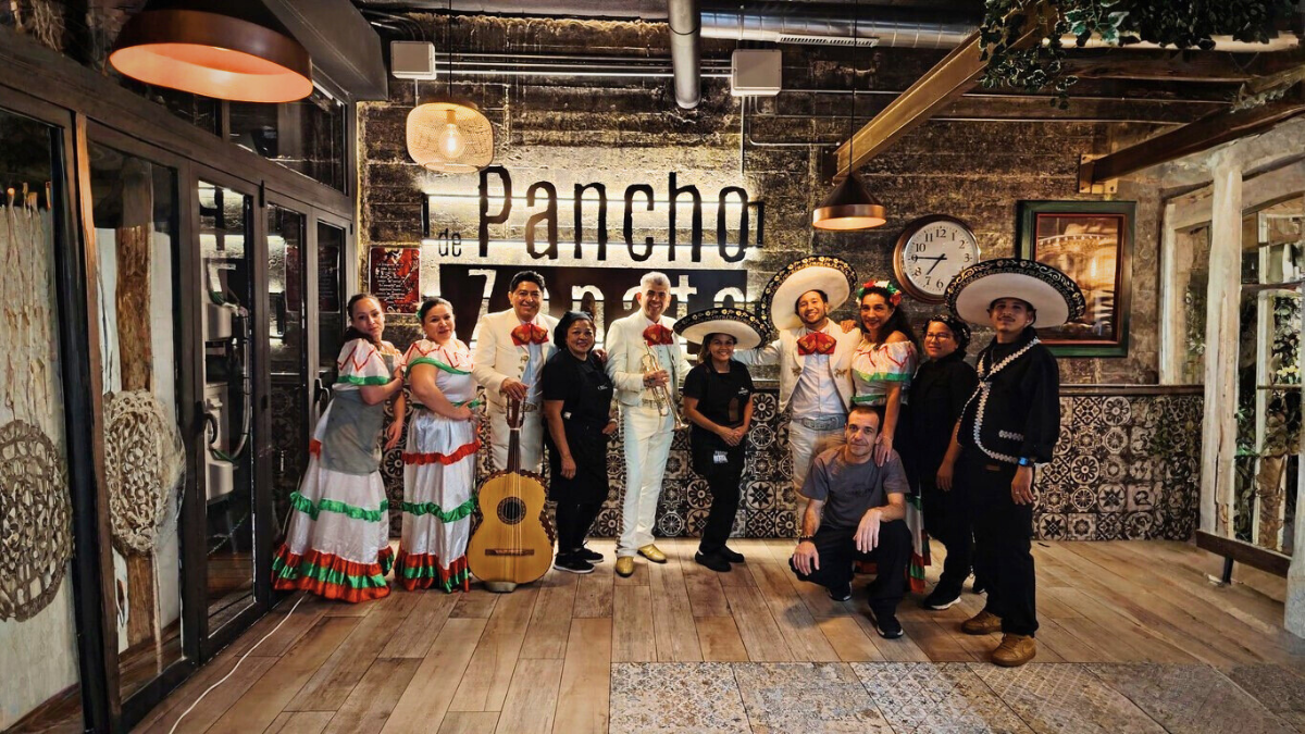 Mariachis armando la fiesta en vivo para celebrar a papá en el restaurante De Pancho a Zapata en Torrelodones.