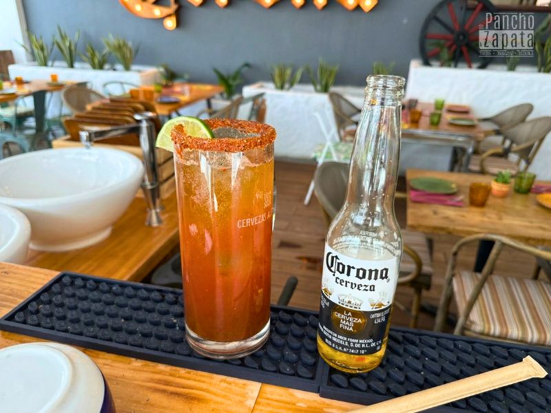 Micheladas frescas con limón y el escarchado tradicional listas para maridar.