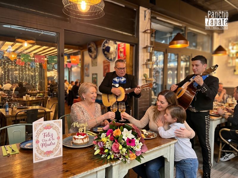 Familia disfrutando de la música de mariachis y el ambiente festivo en De Pancho a Zapata.