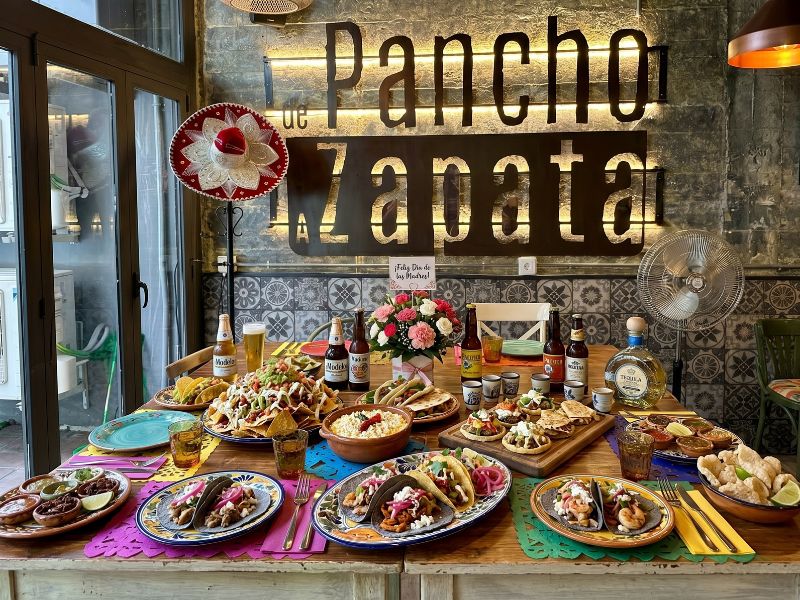 Mesa con comida mexicana auténtica y margaritas para festejar a las madres en Torrelodones.