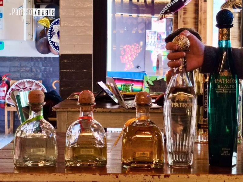 Micheladas y cervezas mexicanas frías servidas en la terraza de Pancho durante el afterwork.