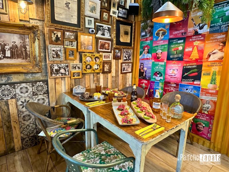 Variedad de botanas mexicanas para compartir en el tardeo de la Sierra de Madrid.