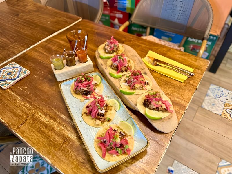 Detalle de un trompo de pastor con piña, simbolizando el territorio neutral de la buena comida mexicana en Madrid.