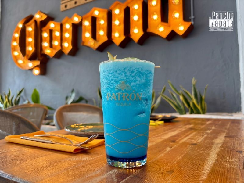 Cóctel Hawaiana Blue de color azul brillante servido con hielo en la terraza de De Pancho a Zapata en Torrelodones.
