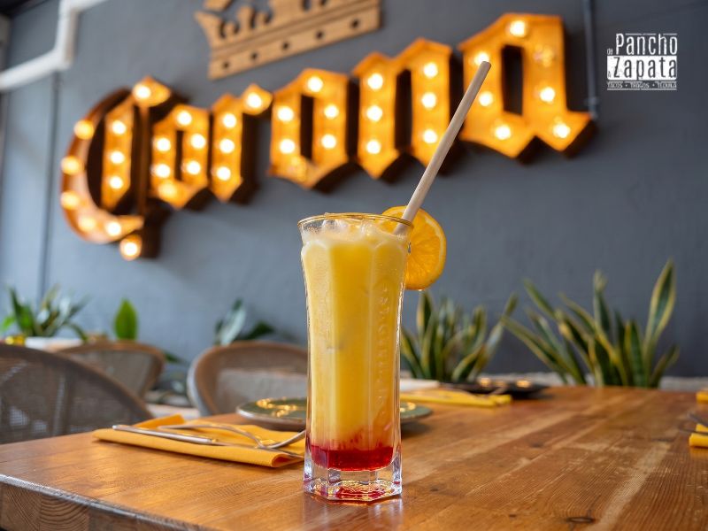 Cóctel San Francisco sin alcohol con capas de colores frutales y granadina en De Pancho a Zapata.
