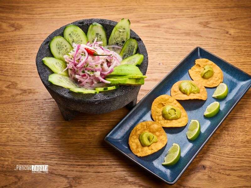 Mesa de verano en Pancho con aguachile de lubina fresco, totopos y margaritas heladas para cenar en agosto.