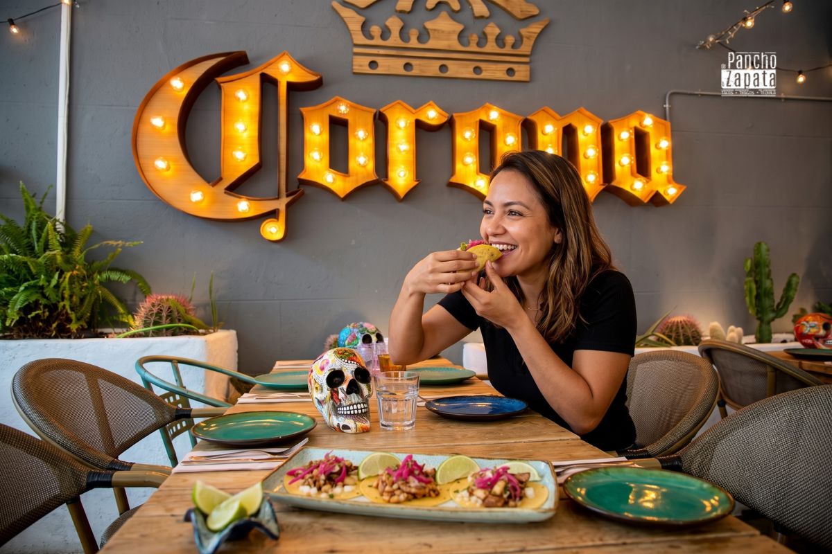 Cliente disfrutando de unos tacos al pastor bien preparados en la mesa del restaurante De Pancho a Zapata.