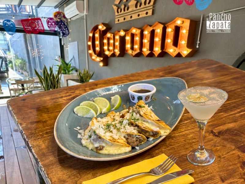 Taco mexicano acompañado de una margarita frozen helada en la terraza de Pancho en Torrelodones.