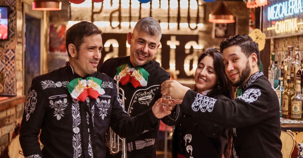Mariachis en vivo celebrando el Grito de México en el restaurante Pancho de Torrelodones