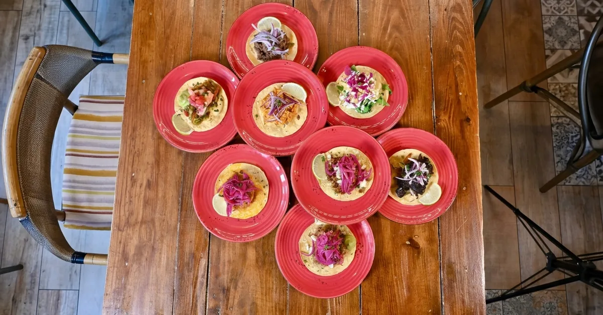 Surtido de tacos con cebolla morada y lima, antojitos mexicanos de De Pancho a Zapata en Torrelodones